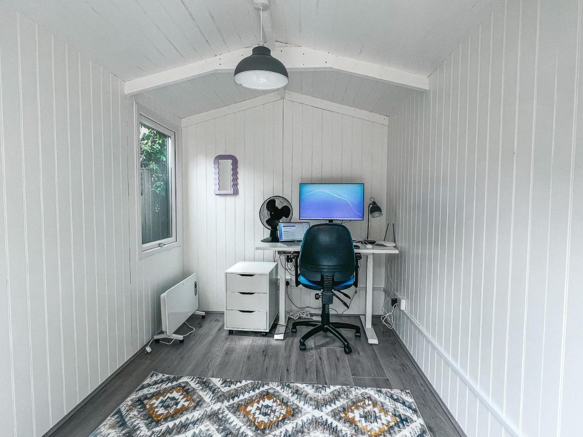 Gorgeous 3 Bed With Garden Office By Staybynumbers Appartamento
