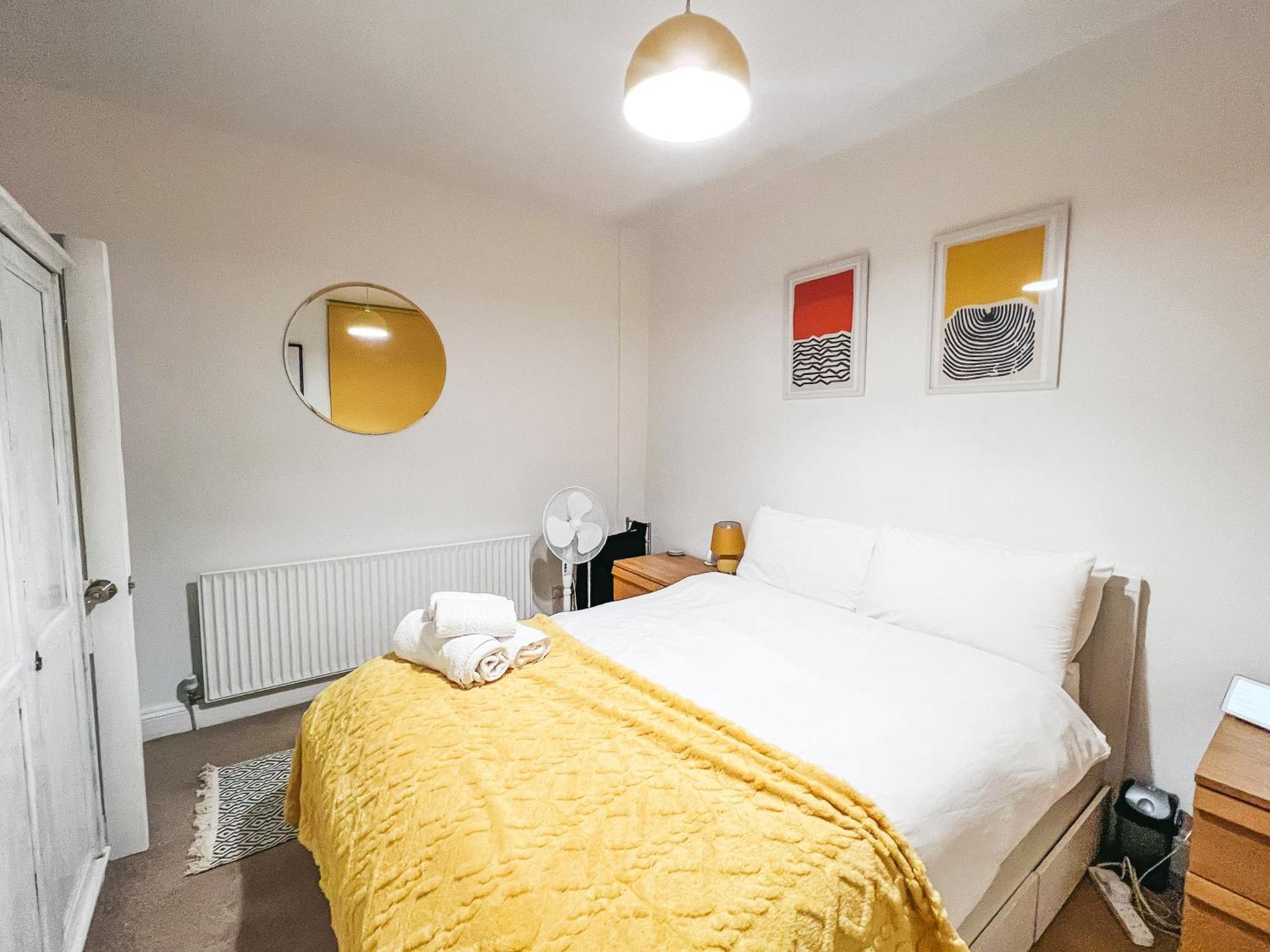 Gorgeous 3 Bed With Garden Office By Staybynumbers Appartamento